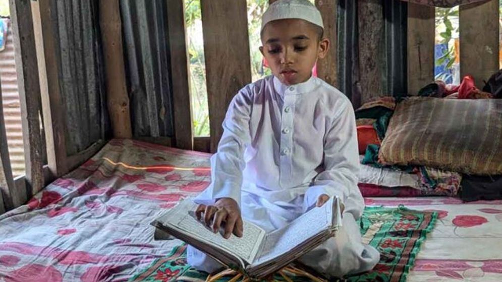 ১১০ দিনে পুরো কুরআন মুখস্থ করল শিশু দ্বীন ইসলাম