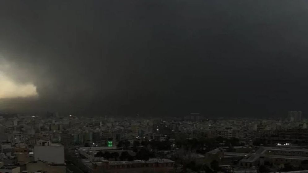 ঘন কালো মেঘে ছেয়ে গেছে ইরানের আকাশ, ঝরছে অদ্ভুত ‘কালো বৃষ্টি’