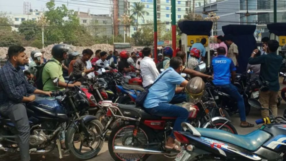 রাজধানীতে কাটেনি জ্বালানি তেলের সংকট, বেশ কয়েকটি পাম্প বন্ধ