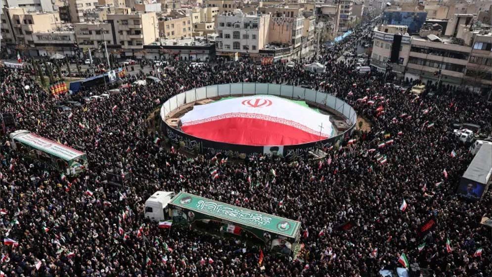 যুদ্ধের মধ্যেই সেনাদের জানাজায় লাখো ইরানির ঢল