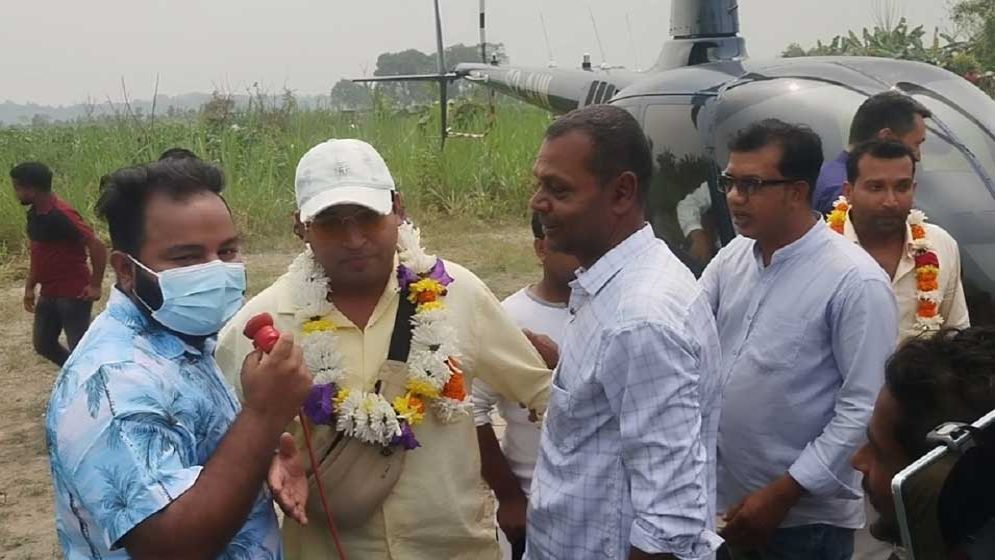 ইচ্ছা পূরণে হেলিকপ্টারে করে মাকে নিয়ে গ্রামে এলেন দুই ভাই