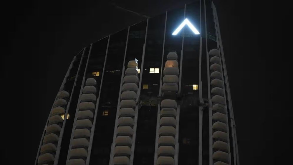 ড্রোনের আঘাতে দুবাইয়ে আবাসিক ভবনে আগুন