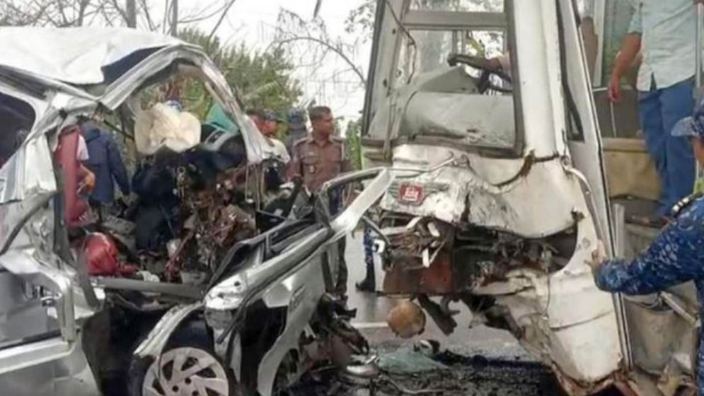 বাসের সঙ্গে মাইক্রোবাসের সংঘর্ষে নিহত বেড়ে ১৩