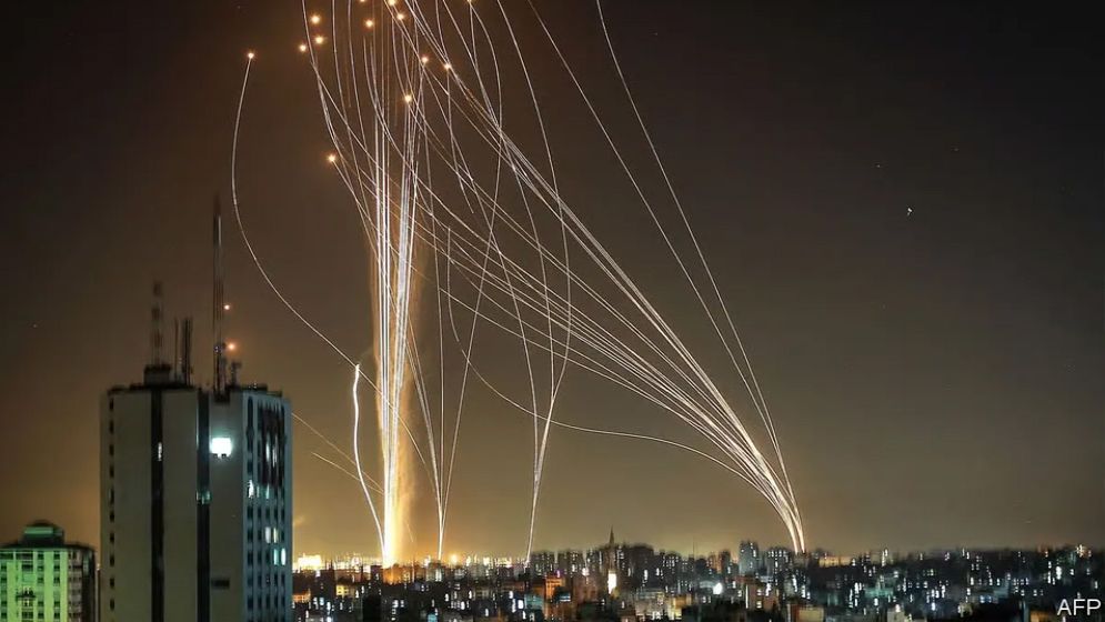 ইসরায়েলে বৃষ্টির মতো রকেট-ক্ষেপণাস্ত্র হামলা