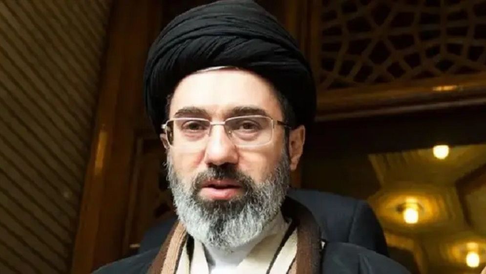 চোখের চারপাশে আঘাত ও পা ভেঙে গেছে মোজতবা খামেনির