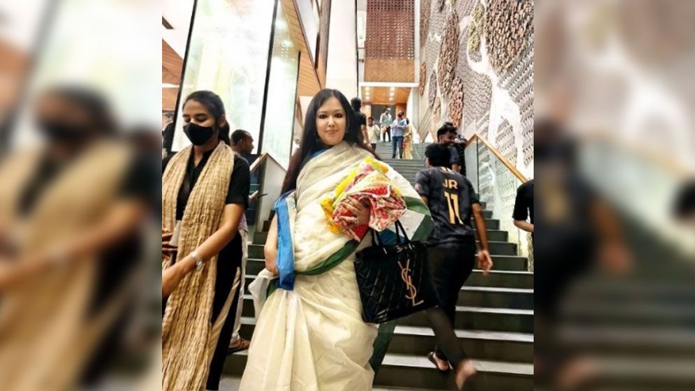 আড়ংয়ে ‘ফ্রি ব্যাগ’ না পেয়ে ক্ষুব্ধ রুমিন ফারহানা