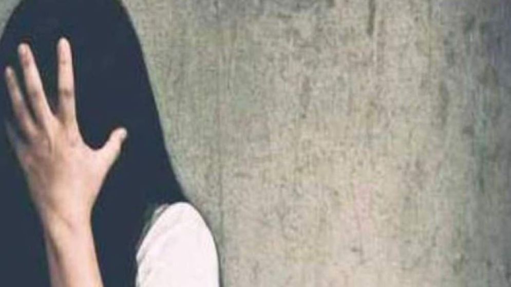 বিউটি পার্লারের আড়ালে দেহব্যবসা, বাধ্য করতে তরুণীর ওপর নির্যাতন