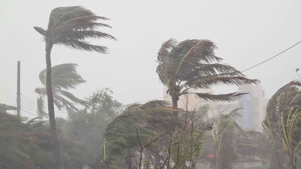 দুপুরের মধ্যে ৬ জেলায় ঝড়ের আভাস, নদীবন্দরে সতর্কবার্তা