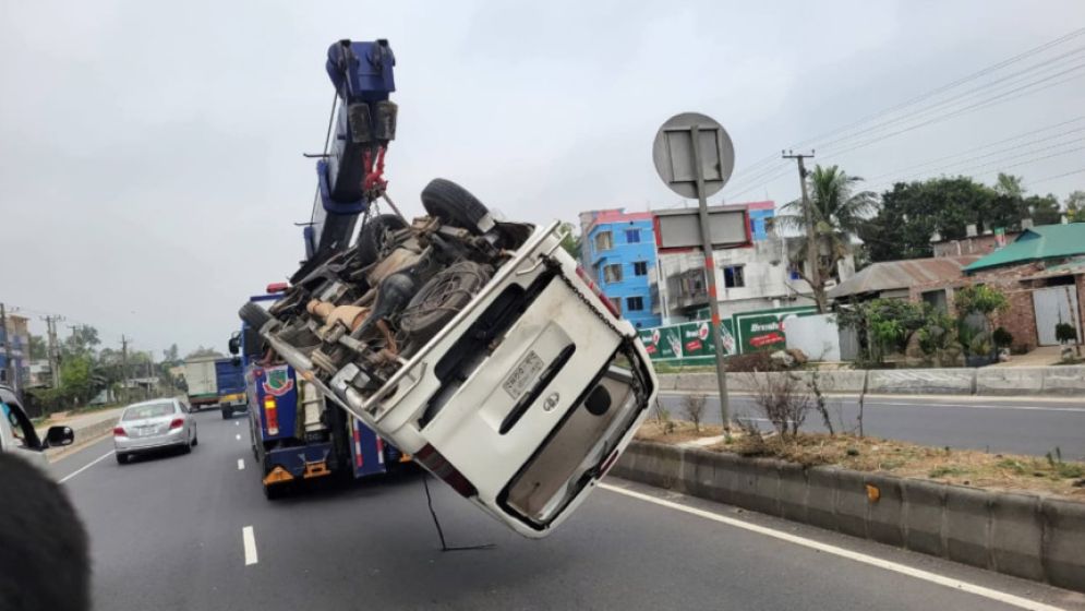 মহাসড়কে নিয়ন্ত্রণ হারিয়ে মাইক্রোবাস ডিভাইডারে, নিহত ৩