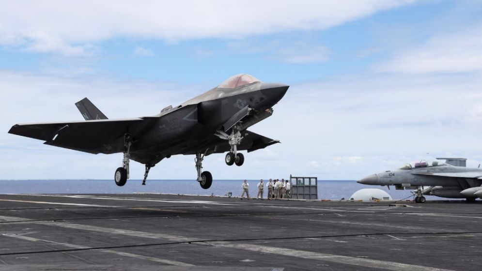 ‘ইরানি হামলায়’ মার্কিন যুদ্ধবিমানের জরুরি অবতরণ