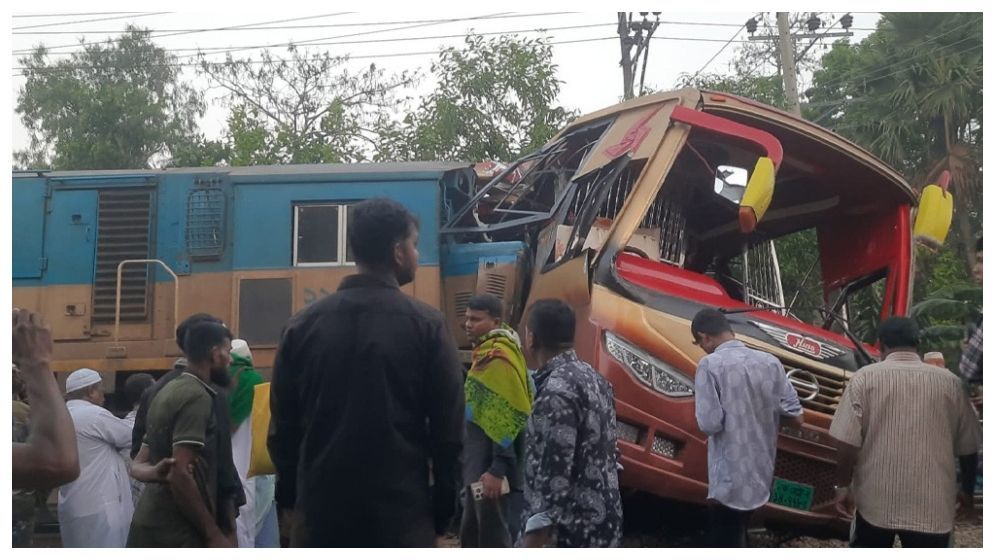 কুমিল্লায় ট্রেন-বাস সংঘর্ষে ১২ জন নিহত, যেভাবে ঘটল ভয়াবহ এই ঘটনা