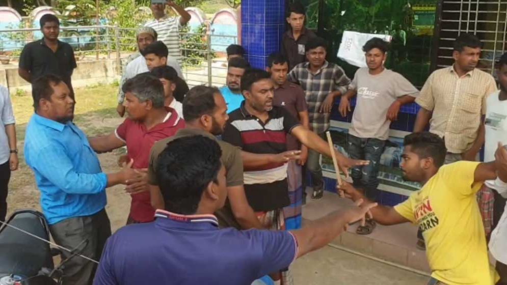 ফিলিং স্টেশনে বিএনপি নেতাকে গণপিটুনি