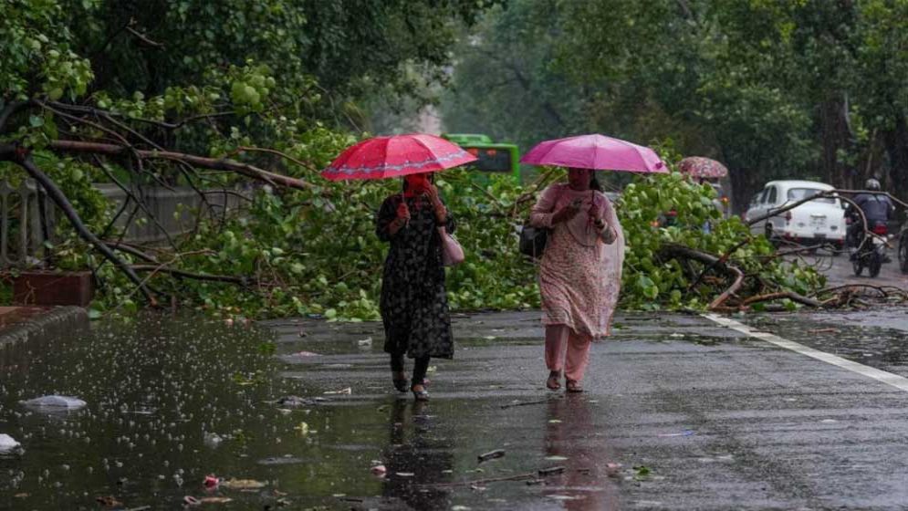 সন্ধ্যার মধ্যে যেসব অঞ্চলে ৬০ কিমি বেগে ঝড়ের আভাস