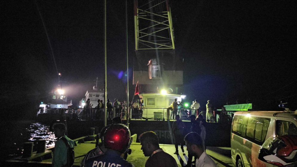 ৪৫ যাত্রী নিয়ে ফেরিতে উঠতে গিয়ে নদীতে বাস, জীবিত উদ্ধার ১১