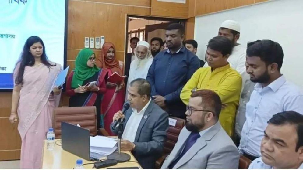 মন্ত্রীকে দুই মিনিটে ৬০ বার ‘স্যার’ সম্বোধন করলেন ডিসি!