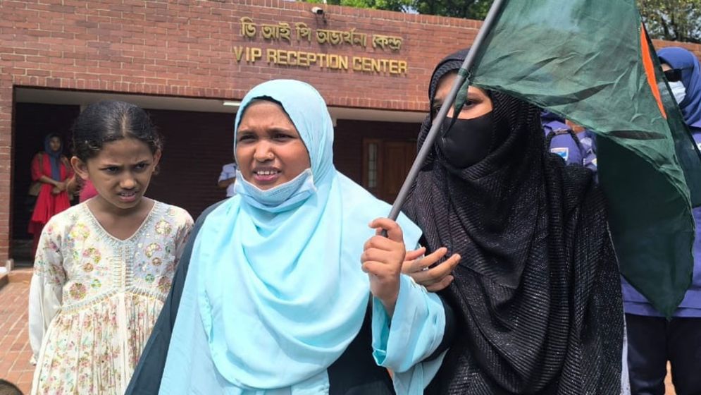 জাতীয় স্মৃতিসৌধে নারীর ‘জয় বাংলা’ স্লোগান, অতঃপর...