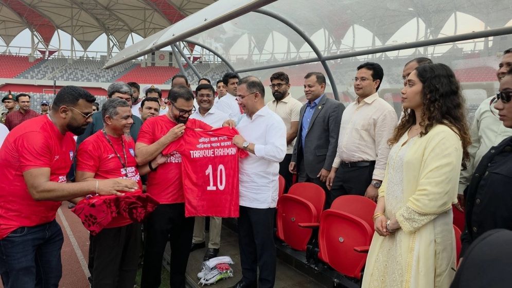 প্রীতি ফুটবল ম্যাচ দেখতে জাইমাকে নিয়ে স্টেডিয়ামে প্রধানমন্ত্রী