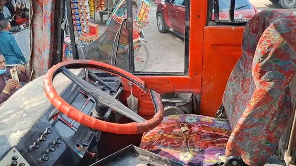 ব্রেক চাপলেও যে কারণে থামেনি পদ্মায় ডোবা বাসটি