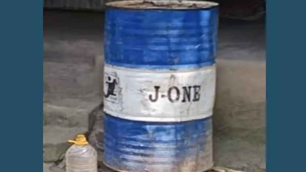 চা বিক্রেতার বাড়িতে মিলল ১২২ লিটার ডিজেল