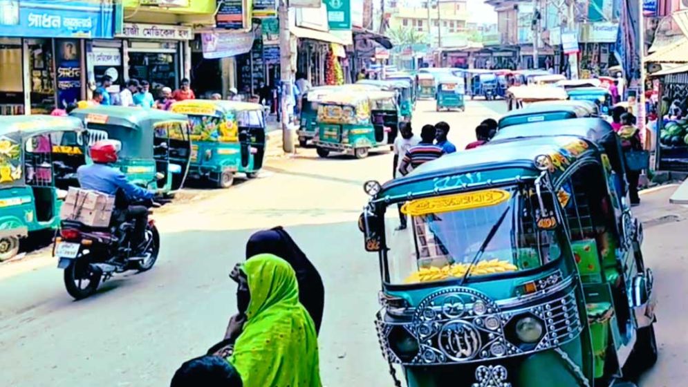 ঈদের পরও কমেনি ভাড়া, দুর্ভোগে যাত্রীরা