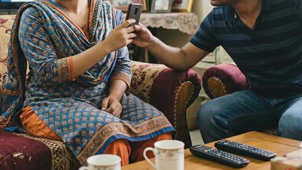 মোবাইল ফোন ব্যবহার নিয়ে স্বামী-স্ত্রীর ঝগড়া, অতঃপর...