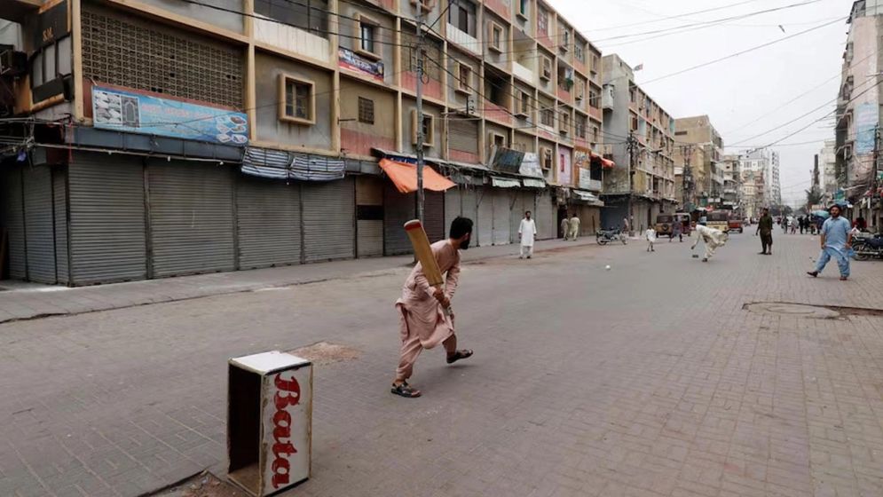 জ্বালানি সাশ্রয়ে নতুন কৌশল, পাকিস্তানে শিগগিরই লকডাউন