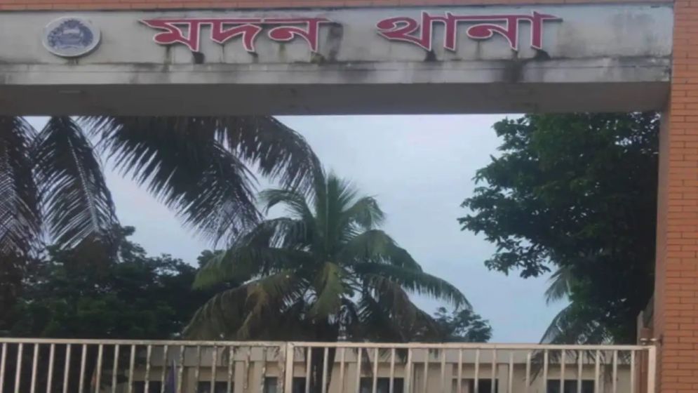 বিএনপি নেতাকে পানিতে চুবালেন আ.লীগ কর্মী