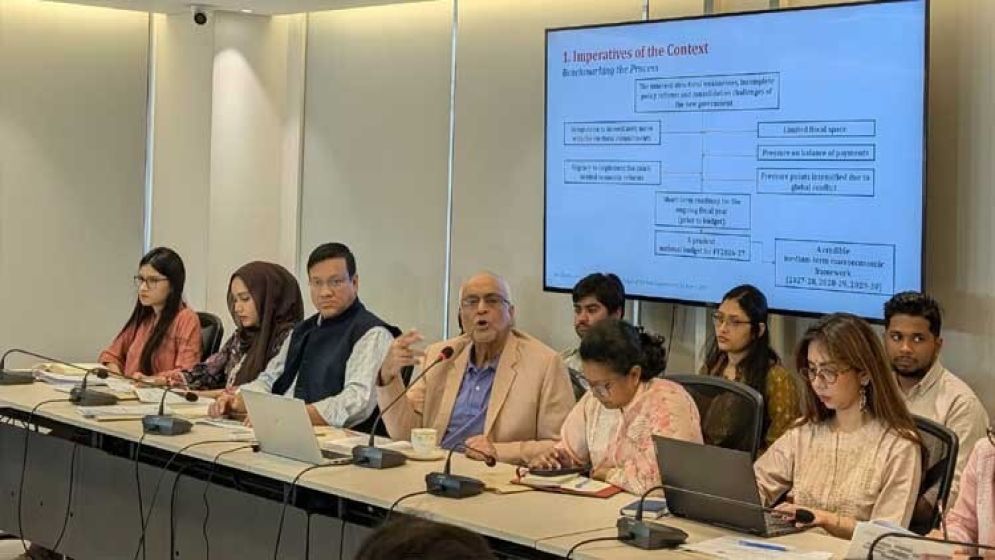 পে স্কেল পুনর্বিবেচনায় নতুন কমিশন দরকার: ড. দেবপ্রিয় ভট্টাচার্য