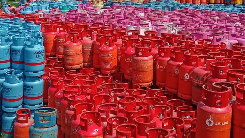 এলপি গ্যাসের দাম বাড়বে না কমবে, জানা যাবে আগামীকাল