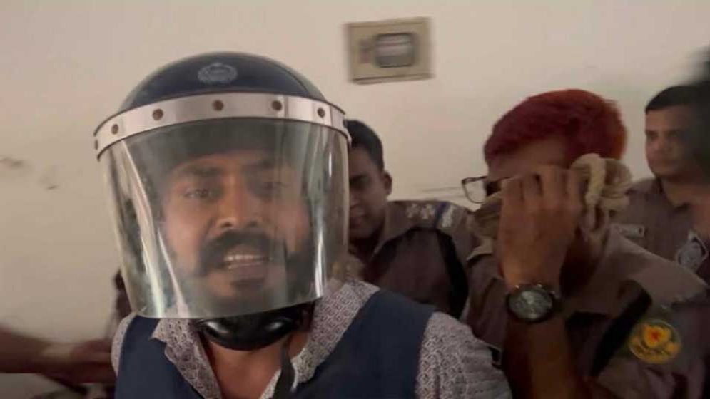 ‘পুলিশ হত্যার বিচার চাইব না, আমাকে বাচ্চার কাছে যেতে দিন’