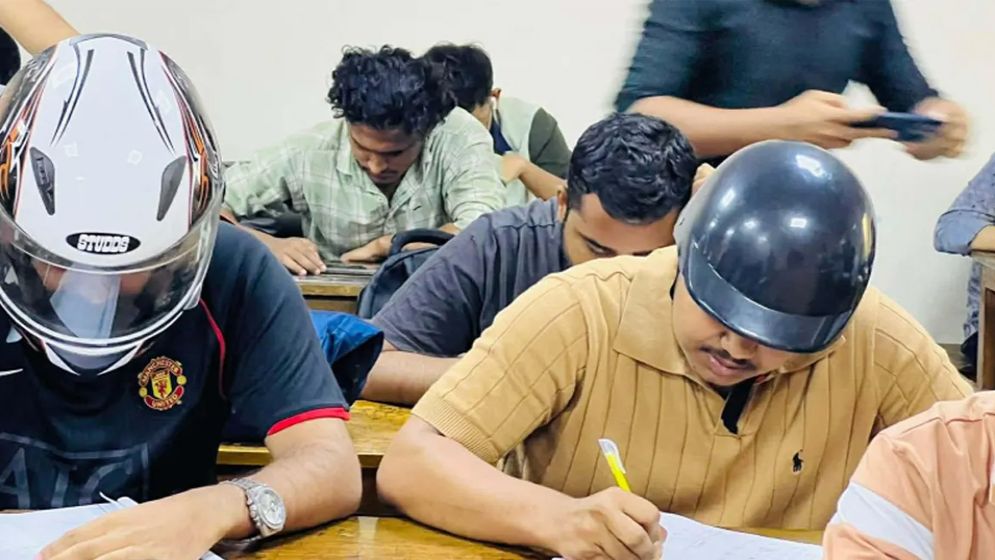 জবিতে হেলমেট পরে পরীক্ষা দিচ্ছেন শিক্ষার্থীরা