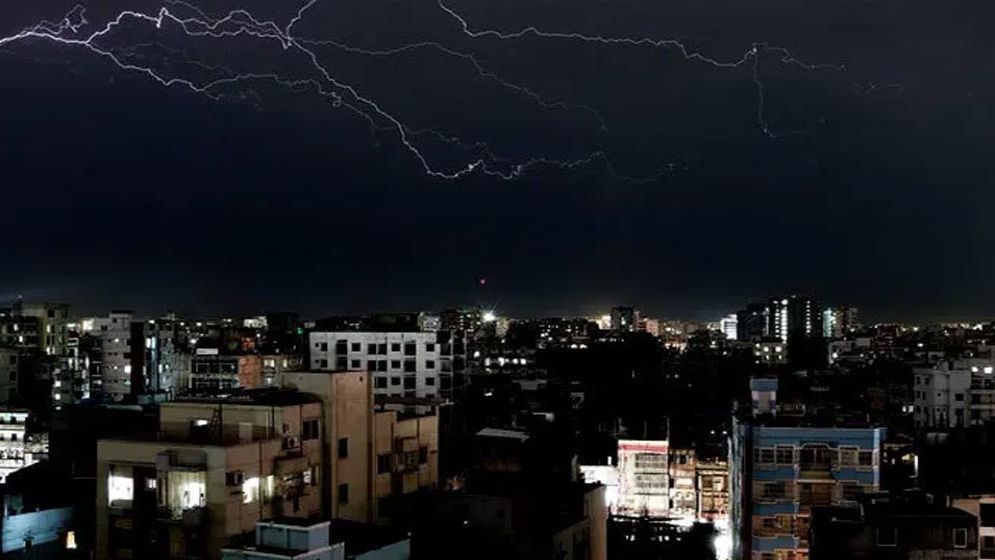 রাতে যেসব জেলায় ৮০ কিমি বেগে ঝড় ও বজ্রসহ বৃষ্টির আভাস