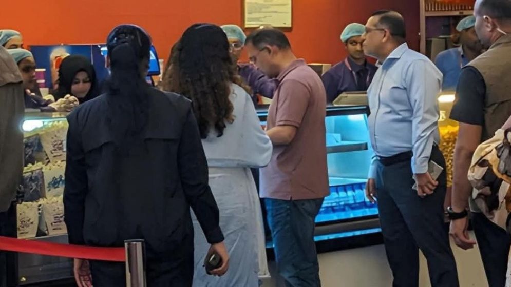 মেয়ে জাইমা রহমানকে নিয়ে সিনেমা হলে প্রধানমন্ত্রী