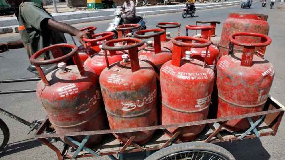 কবরস্থানে মিলল ৪১৪টি গ্যাস সিলিন্ডার