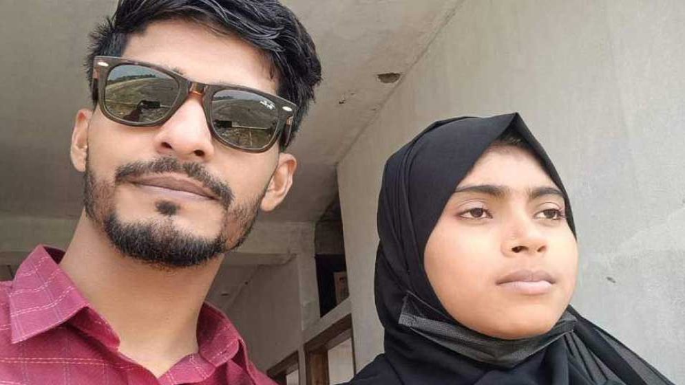 বিয়ের দাবিতে ছাত্রলীগ নেতার দোকানে কলেজছাত্রী