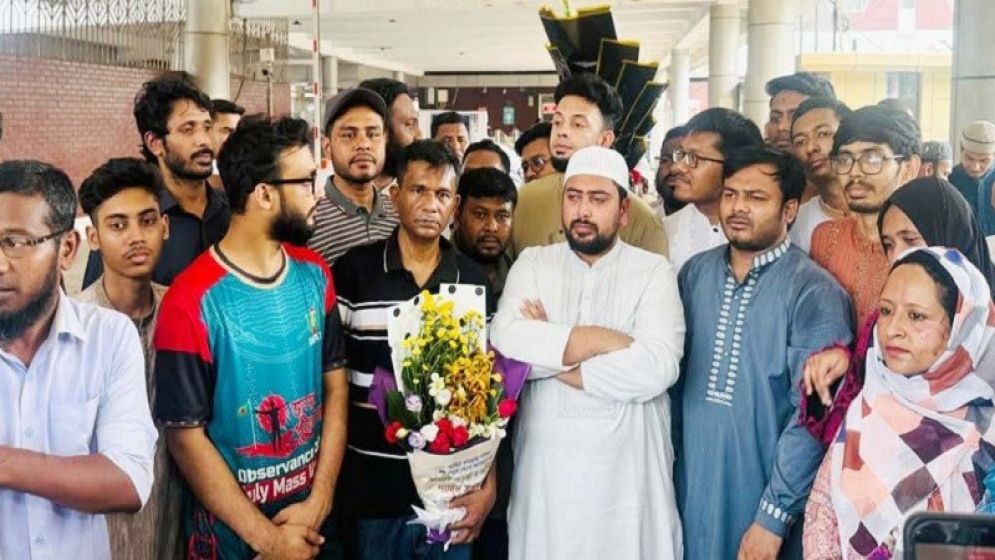 ড. ইউনুসকে রাজপথে আন্দোলনে যোগ দেওয়ার আহ্বান নাহিদের