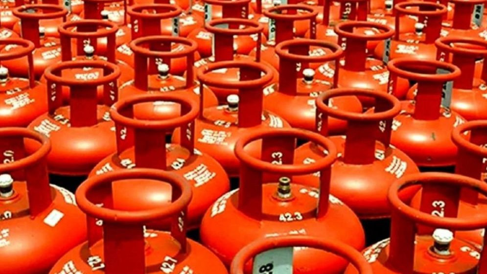 সরকার নির্ধারিত মূল্যে মিলছে না এলপিজি