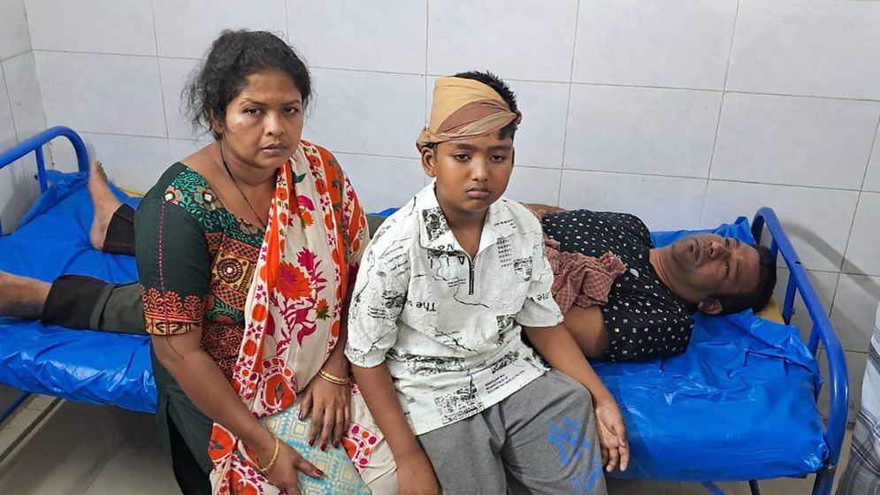 সিরাজদিখানে স্বামী-স্ত্রীকে পিটিয়ে হাত-পা ভেঙে শ্লীলতাহানির অভিযোগ