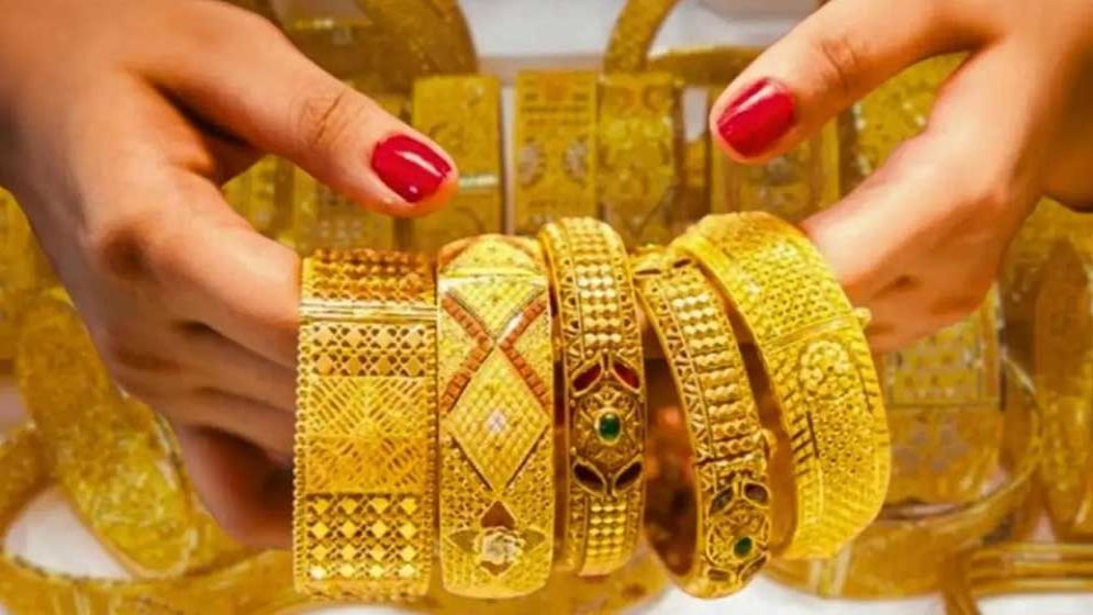 বিশ্ববাজারে স্বর্ণের দাম আরও কমেছে, দেশে ভরি কত?