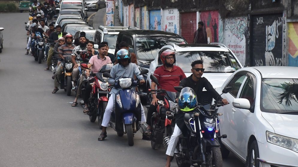 তেল আছে তবু মিলছে না, সংকটের নেপথ্যে যারা