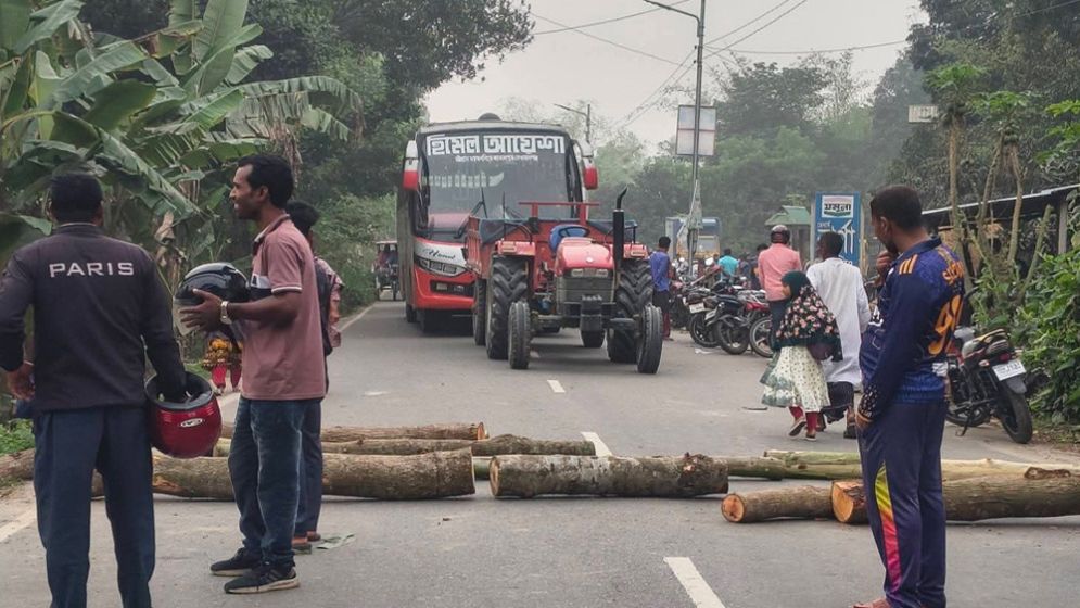 ফিলিং স্টেশনে তেল না পেয়ে সড়ক অবরোধ