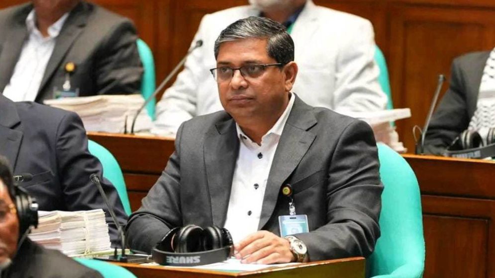 লন্ডনে তারেক রহমানকে ট্রফি দিয়ে ভোটের তারিখ নিয়ে আসেন ড. ইউনূস