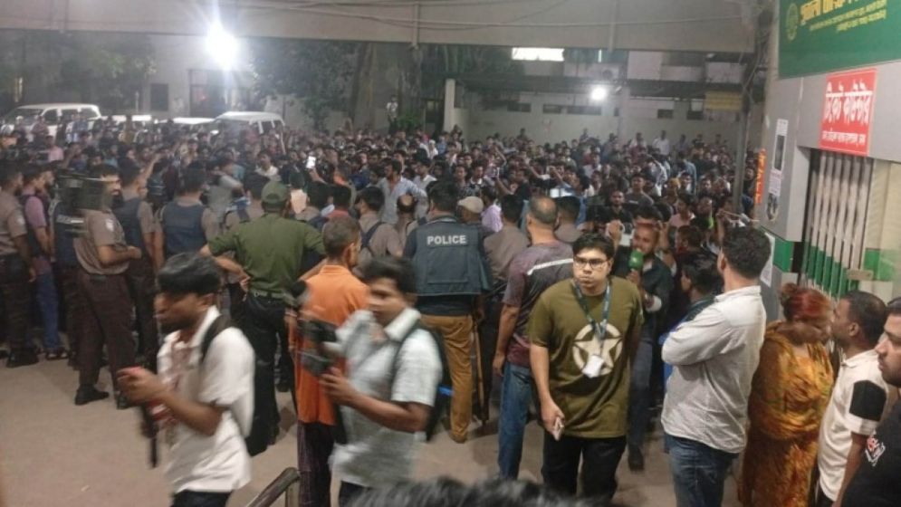 ঢাকা মেডিক্যালে চিকিৎসকদের সঙ্গে ঢাবি শিক্ষার্থীদের সংঘর্ষ