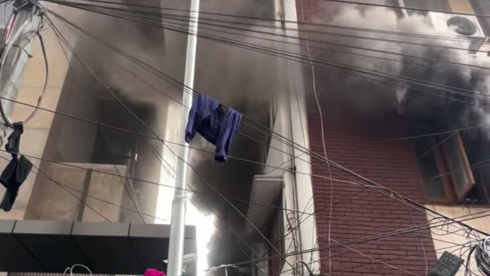 এলিফ্যান্ট রোডের ৭তলা ভবনে আগুন