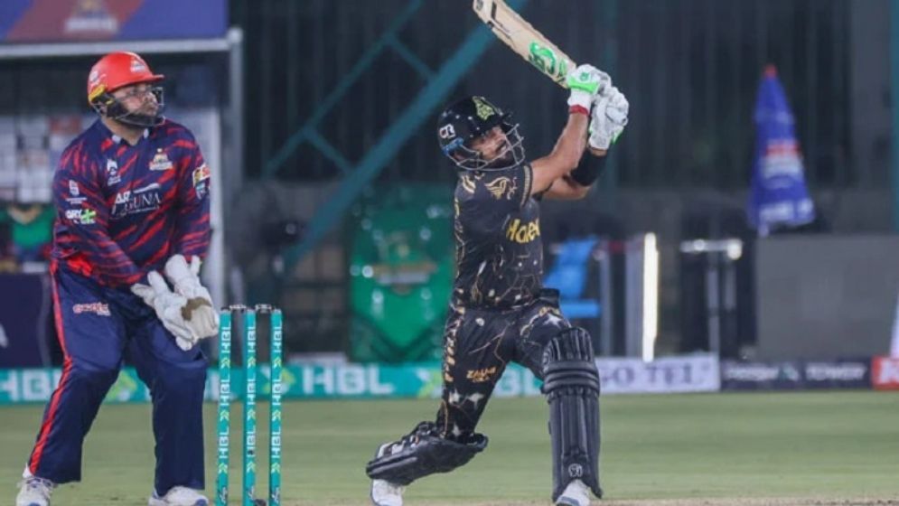 গেইল-কোহলিকে ছাড়িয়ে পিএসএলে বাবরের ইতিহাস