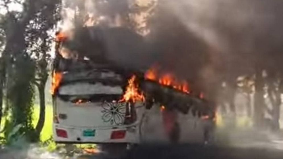 মহাসড়কে হঠাৎ চলন্ত বাসে আগুন, একজনের পোড়া লাশ উদ্ধার