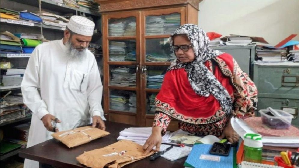 দুই অধ্যাপকের নামে কাফনের কাপড়, কলেজে আতঙ্ক