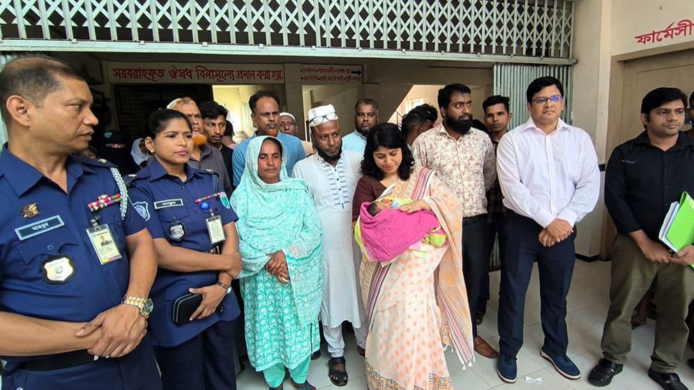 হঠাৎ বন্ধ হয়ে গেল অটোরিকশা, কান্নার শব্দে সড়কের পাশে মিলল নবজাতক