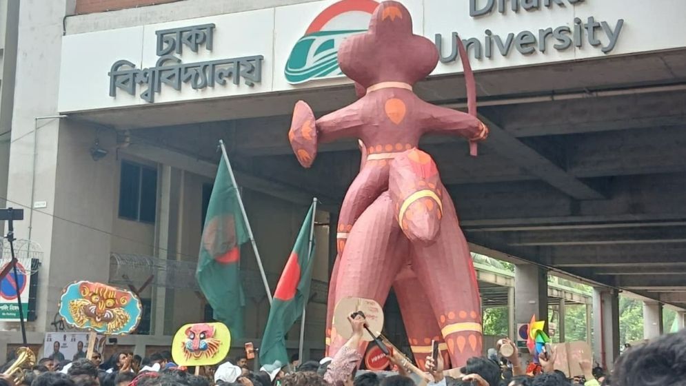 মেট্রোরেলে আটকে গেল বৈশাখী শোভাযাত্রার মোটিফ