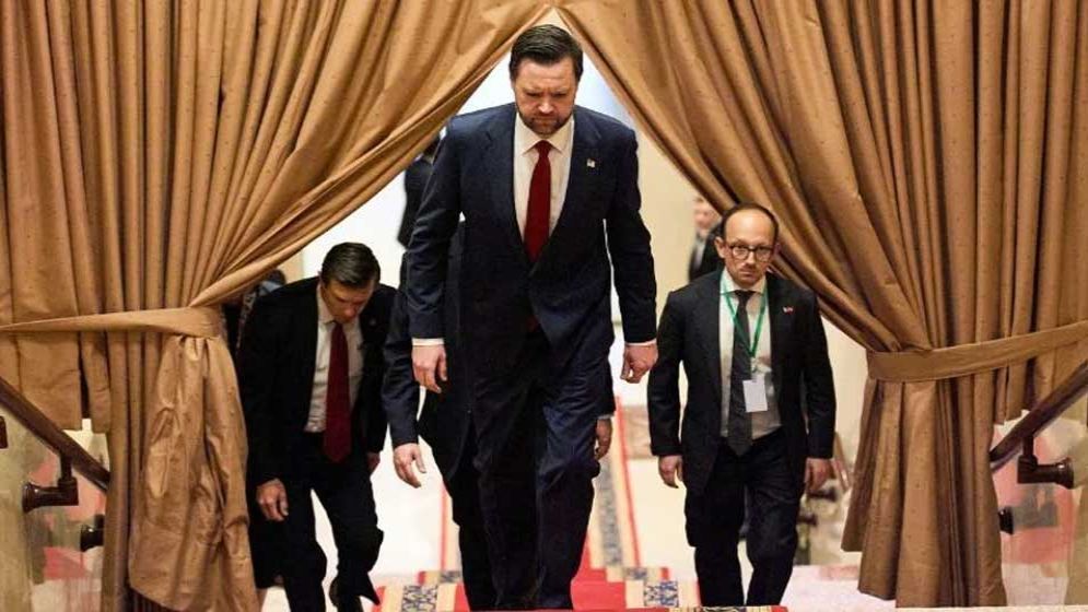 বিলাসবহুল হোটেলে সে রাতে দরজার আড়ালে যা ঘটে